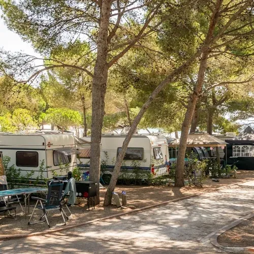 Caravanes et tentes au camping Estival Torre de la Mora, près de Tarragone.