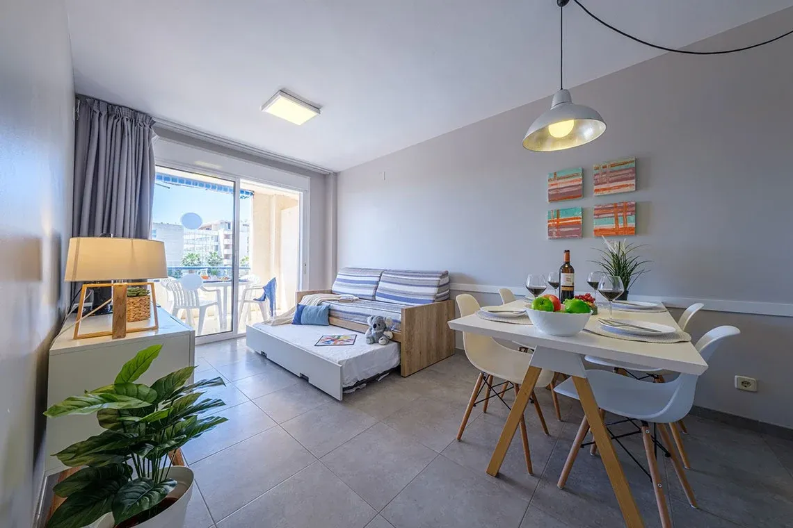 Modern Wohnzimmer mit Schlafcouch, Esstisch und Balkon. ESTIVAL: Corporativa