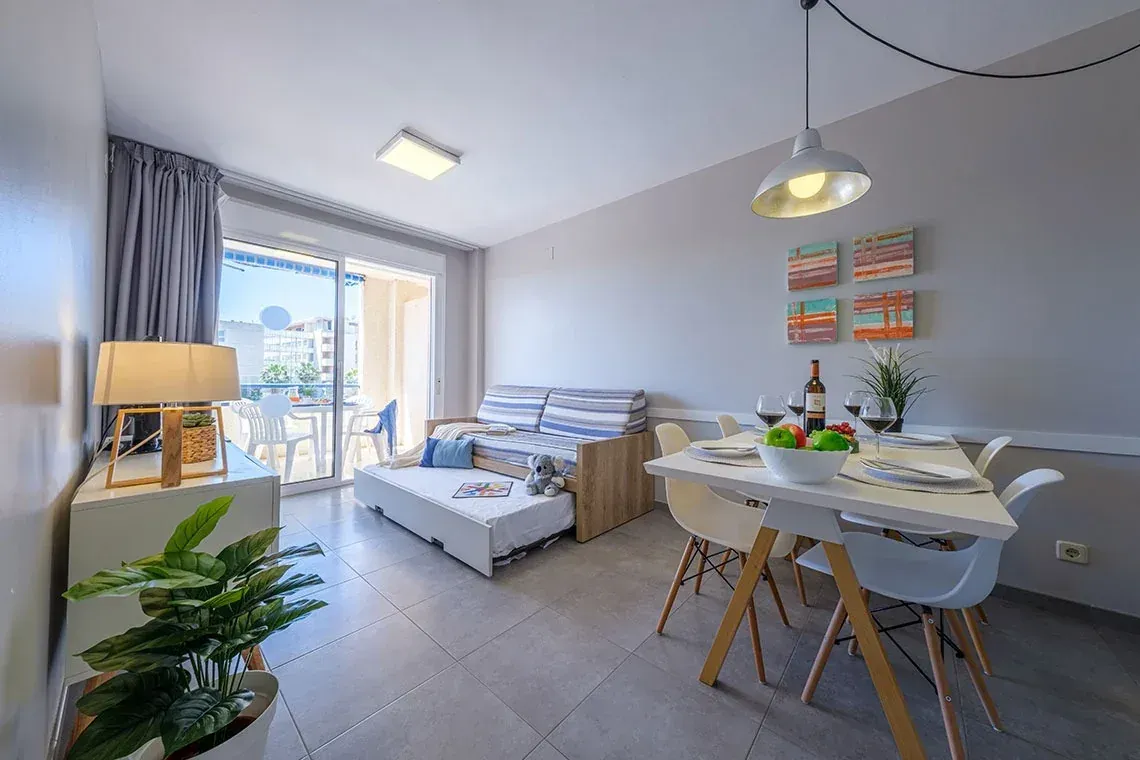 Habitació d'hotel moderna amb sofà llit, menjador i balcó. ESTIVAL: Corporativa.
