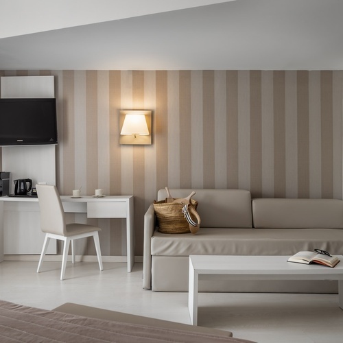 una habitación con un sofá y una mesa con un libro encima