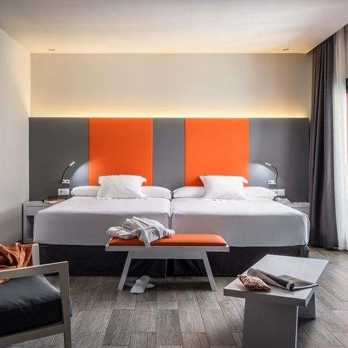 una habitación de hotel con dos camas y una mesa