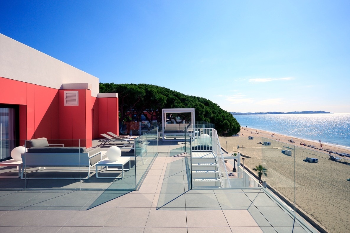 un balcon avec vue sur la plage et l' océan