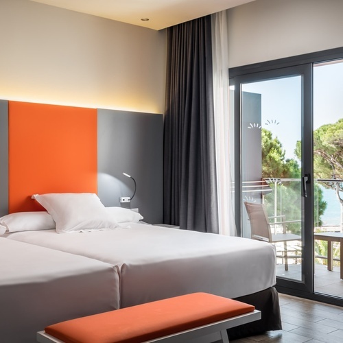 una habitación de hotel con dos camas y una gran ventana