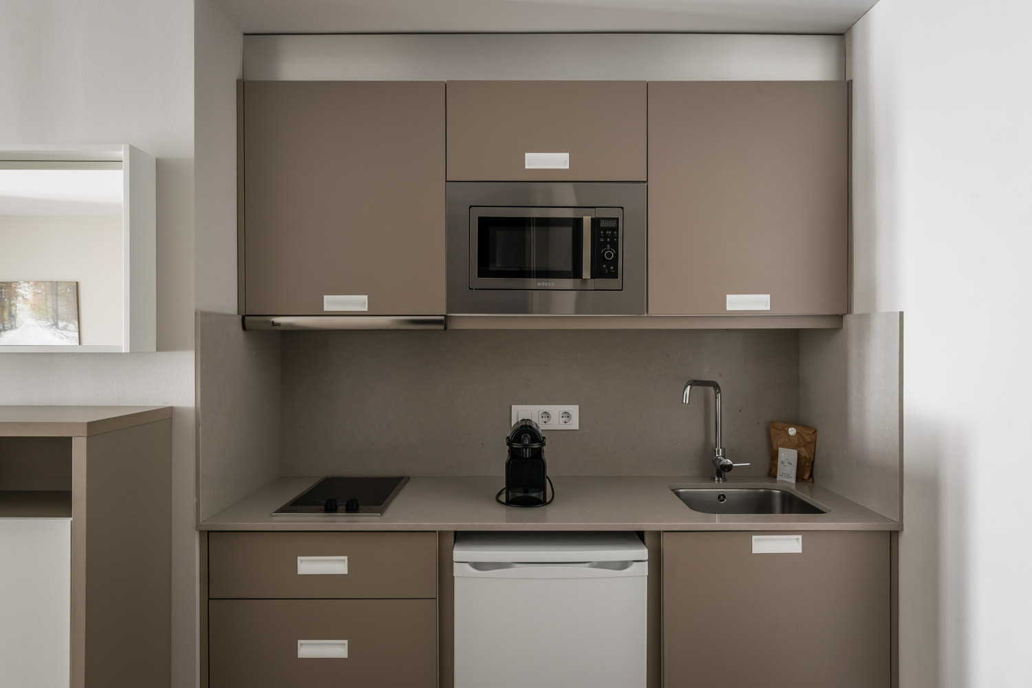 Estudio ESTIVAL: Corporativa con cocina moderna y zona de comedor.