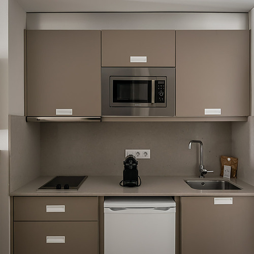 Estudio ESTIVAL: Corporativa con cocina moderna y zona de comedor.