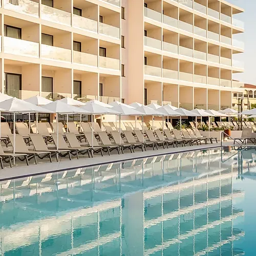 Luxuriöses Hotel mit Pool und Liegen am Estival Maramar | Estival Group | Tarragona | Offizielle Website