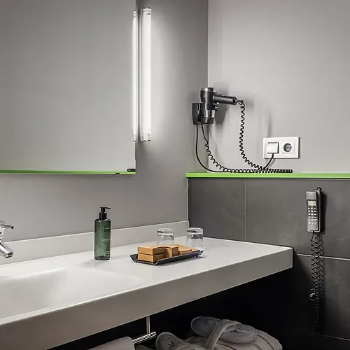 Hotel Sporting Andorra: Cozy room with bed, desk, TV, and coffee table. Book your stay!