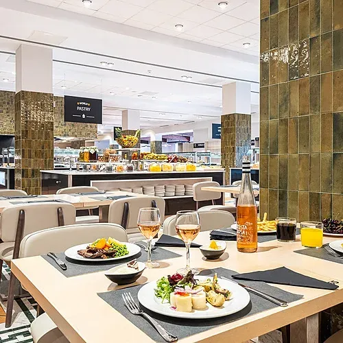 Menjador de l'Hotel Estival Park Marena 4* Superior amb taules servides i buffet.