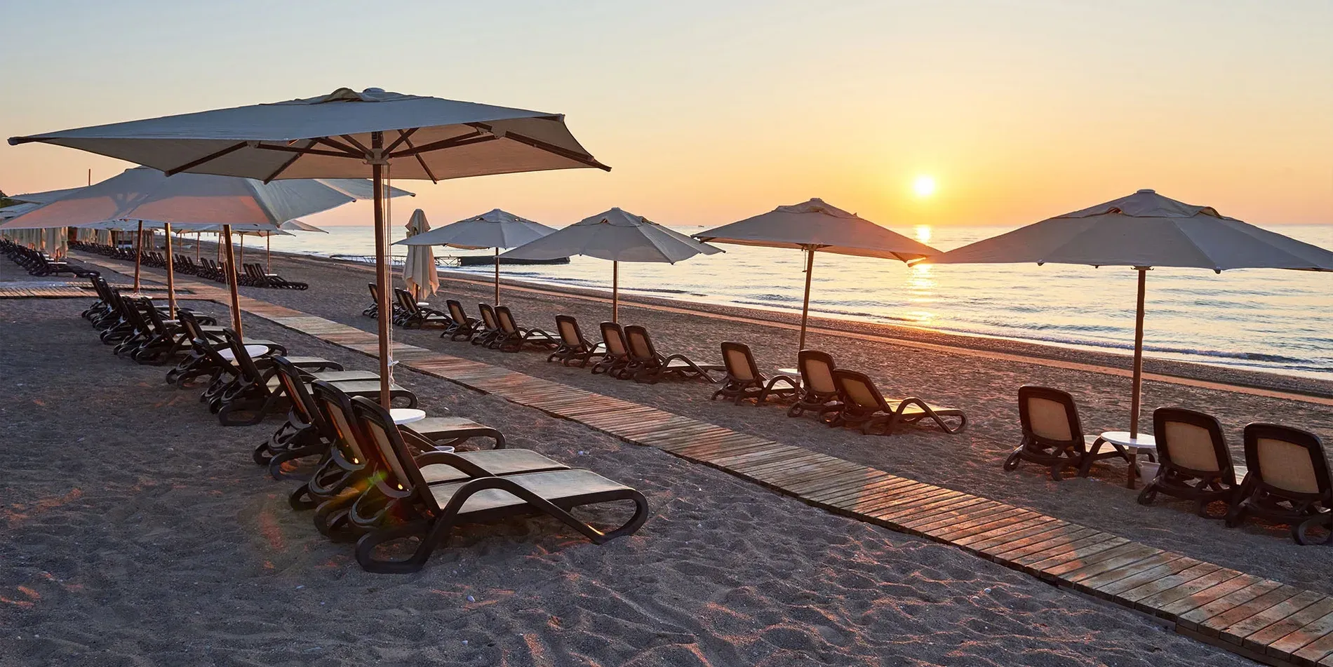 Estival Park Resort: Piscina y playa con palmeras. Reserva tu estancia.