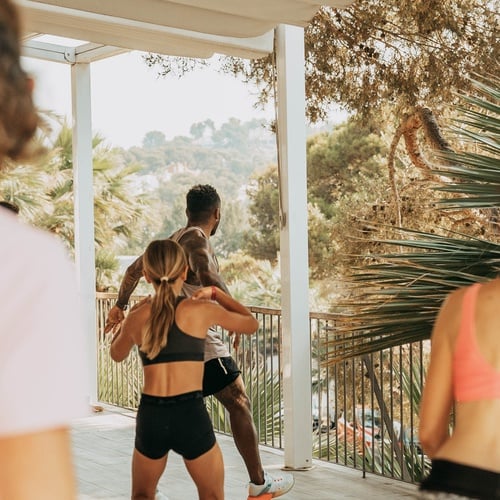 Estival Torre de la Mora: clase de fitness al aire libre junto al mar.