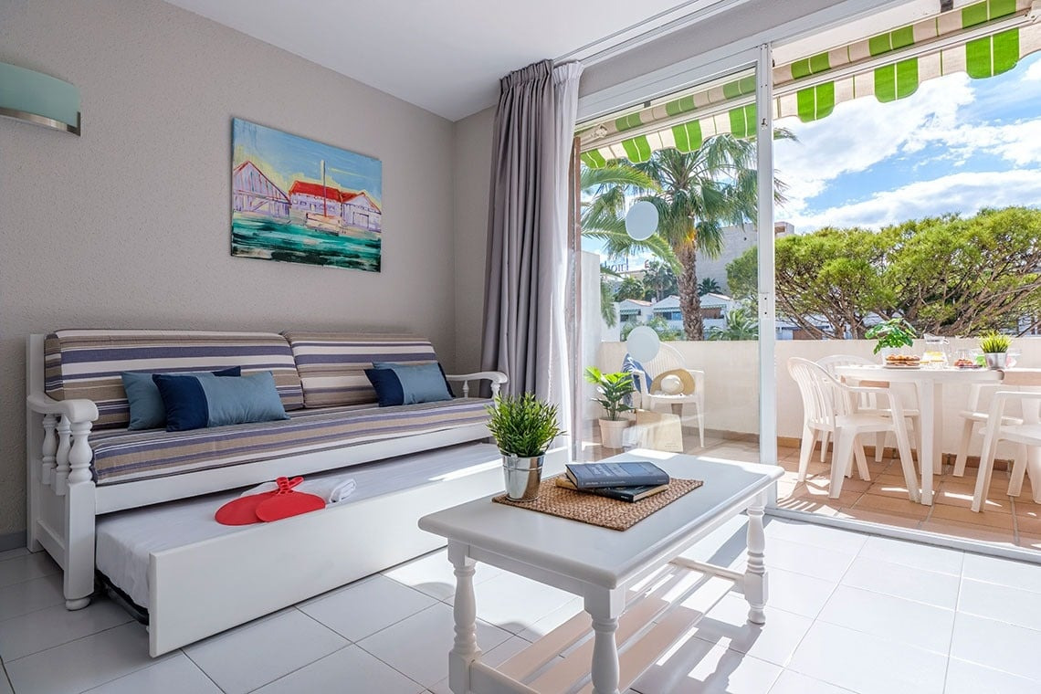 Gemütliches Wohnzimmer mit Ausziehcouch und Balkon, perfekt für Ihren ESTIVAL: Corporativa-Urlaub.