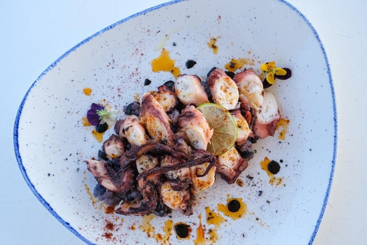 Gegrillter Oktopus mit Limette & Blüten, Chiringuito Berano | Estival Eldorado | Cambrils | Offizielle Website.