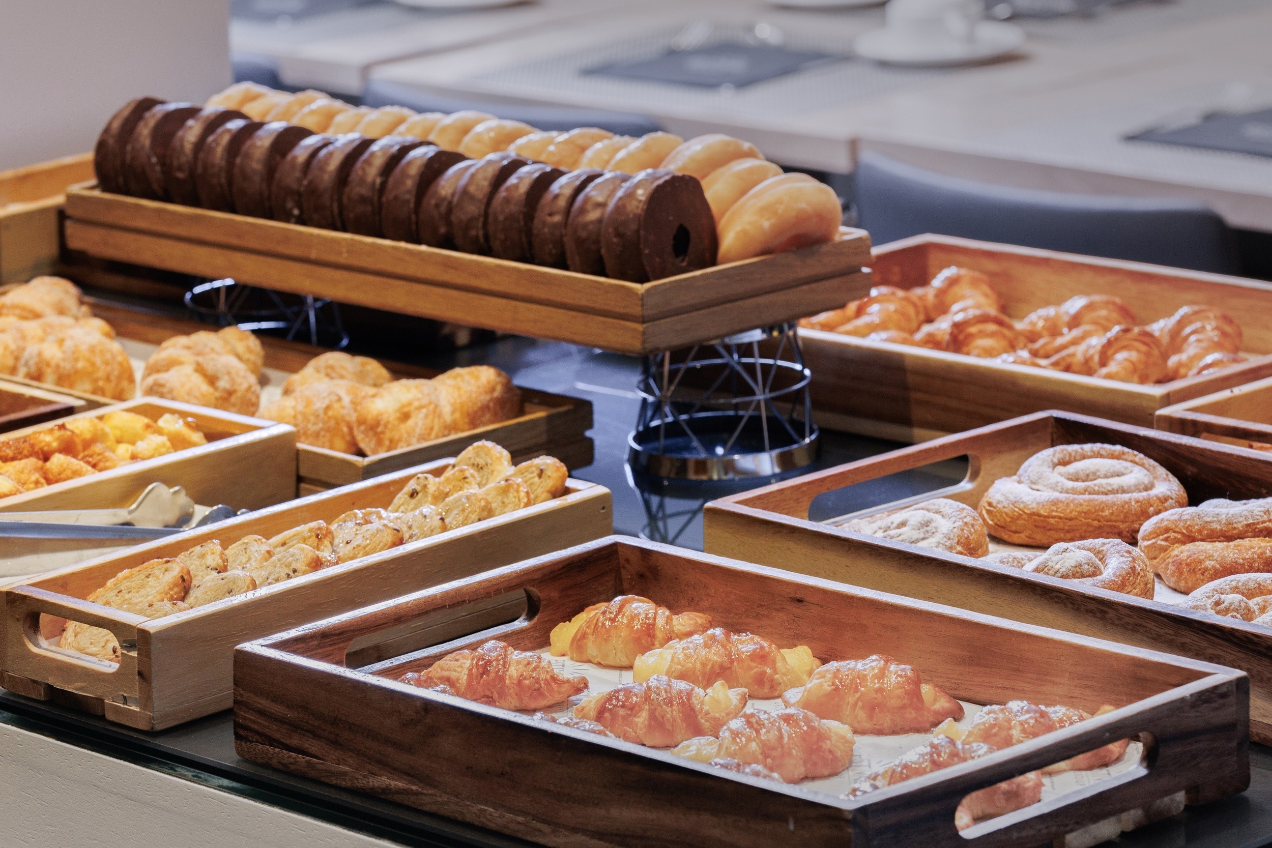 eine Auswahl an Brötchen und Donuts auf einem Tisch