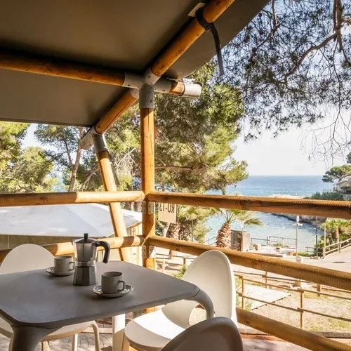 Table et café sur le balcon, vue mer. Estival Torre de la Mora | Site officiel.