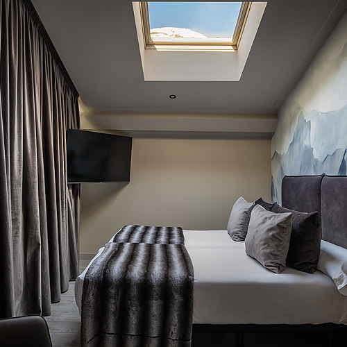 ESTIVAL: Corporate room with comfortable bed and open closet.