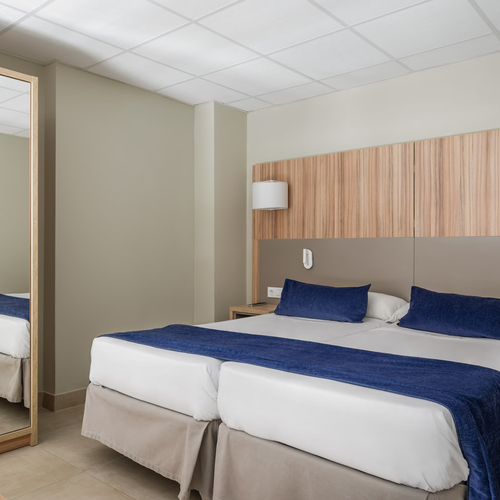 Comfortable twin beds in a modern hotel room at Estival Park Almaris | Estival Group | Tarragona.