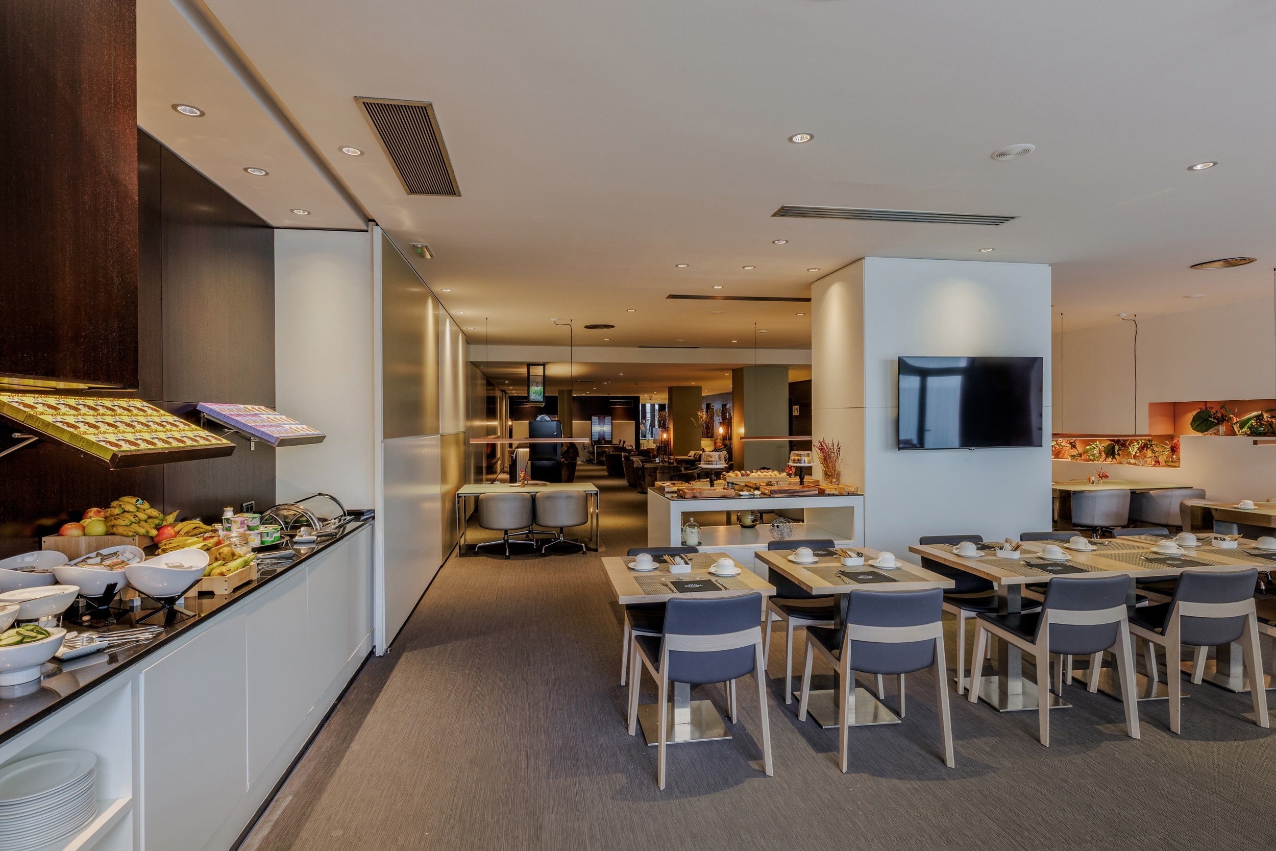 ein Restaurant mit vielen Tischen und Stühlen