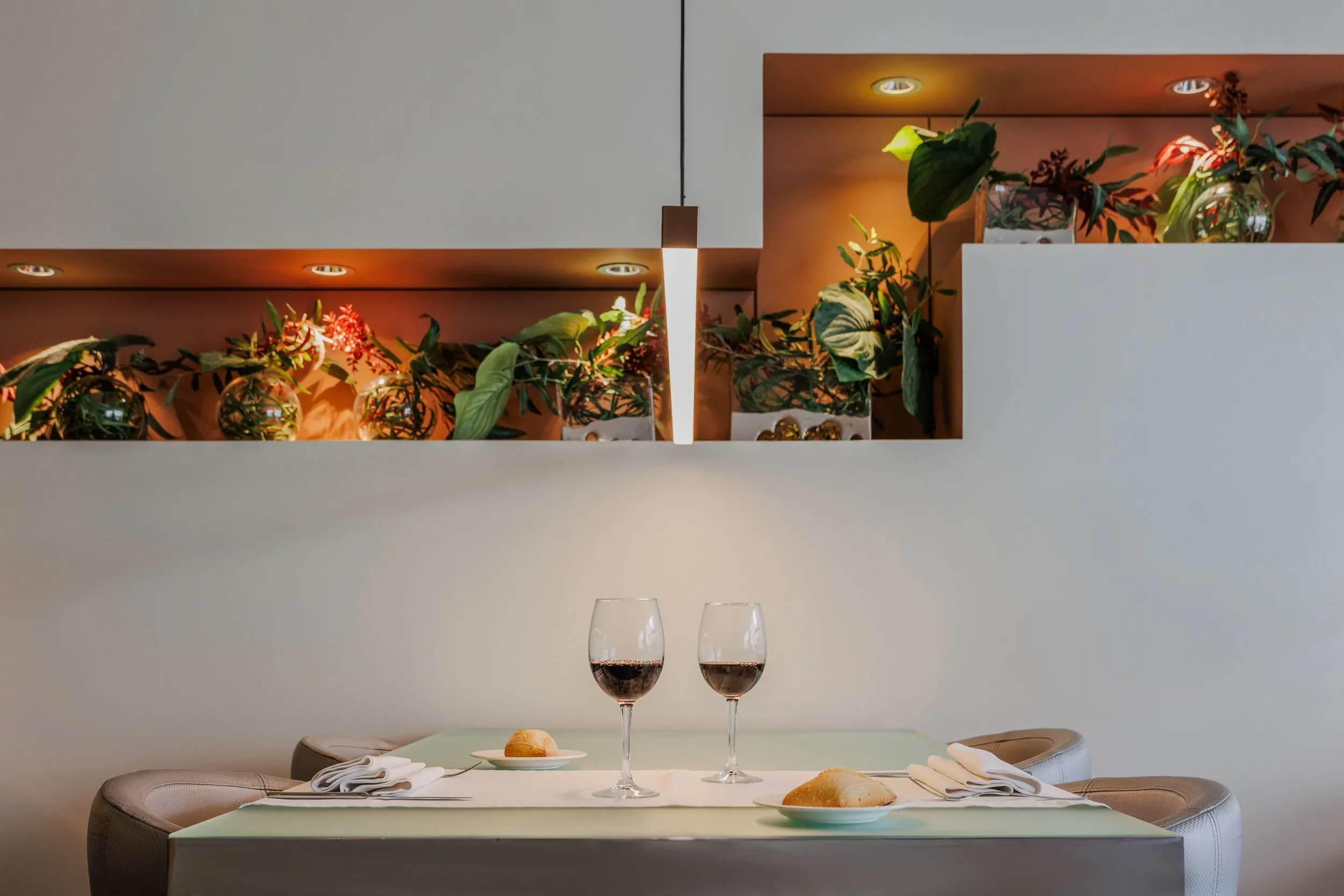 ESTIVAL: Corporativa, taula de menjador amb copes de vi i plantes decoratives.