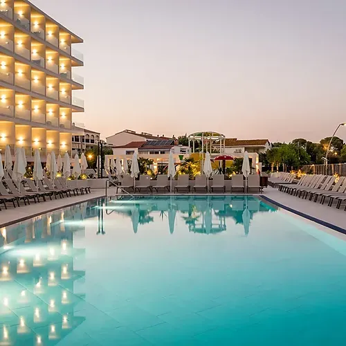 Entspannter Poolbereich im Estival Maramar – Estival Group, Tarragona.