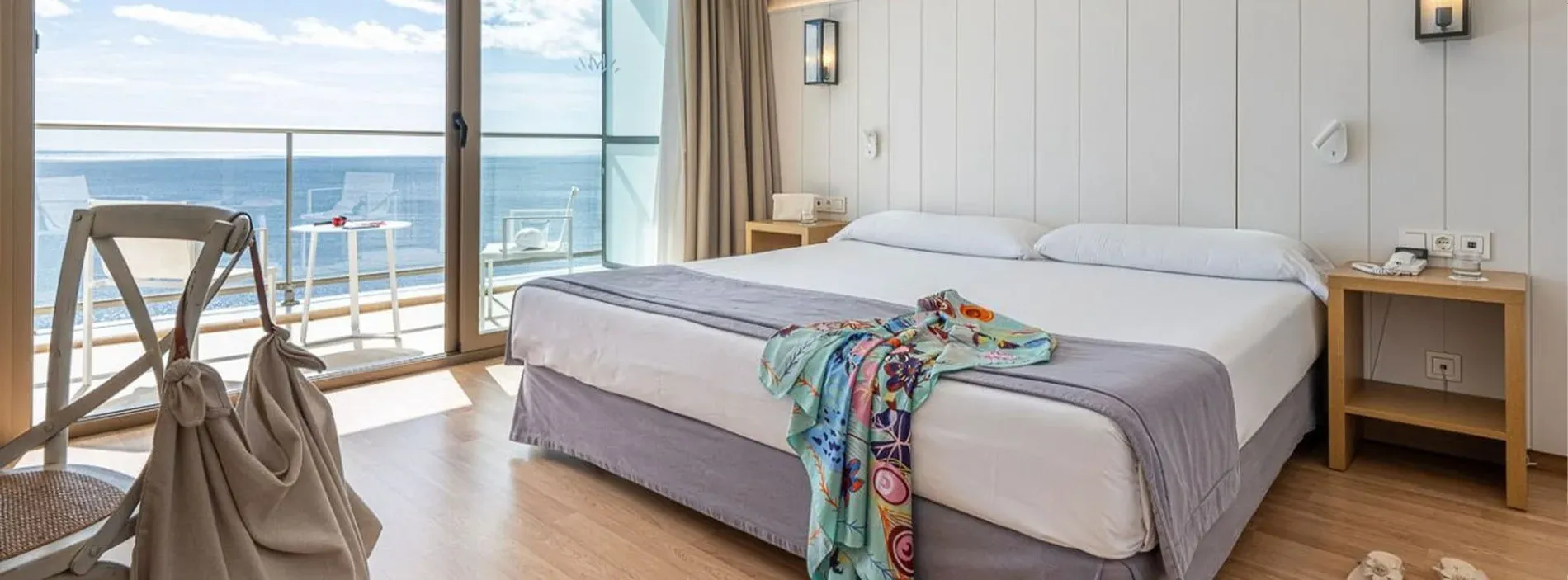 Ocean view hotel room with bed and balcony. Rooms | Estival Torrequebrada Benalmádena.