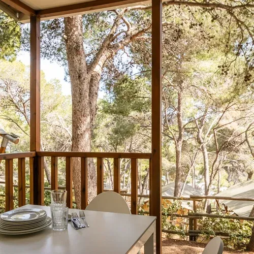 Terrasse de glamping : dîner en plein air à Estival Torre de la Mora, Tarragone.