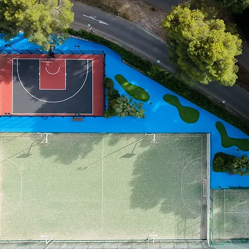 Complexe sportif avec terrain de basket et terrains de padel à Estival Torre de la Mora | Estival Group | Tarragone.
