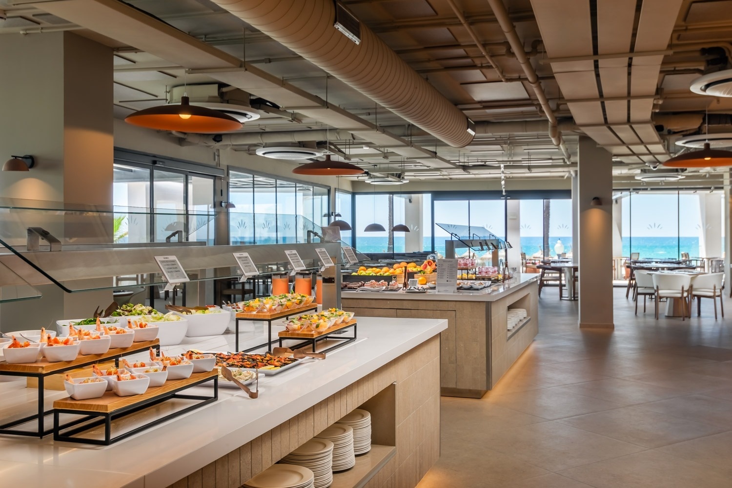 un mostrador de comida con verduras y fideos