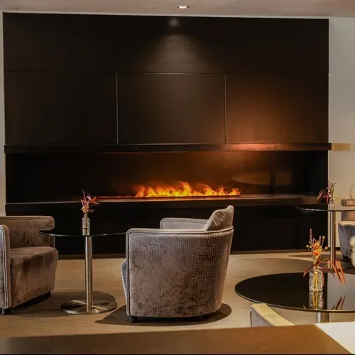 Hotel Vilamari Barcelona: Cozy seating by a modern fireplace.