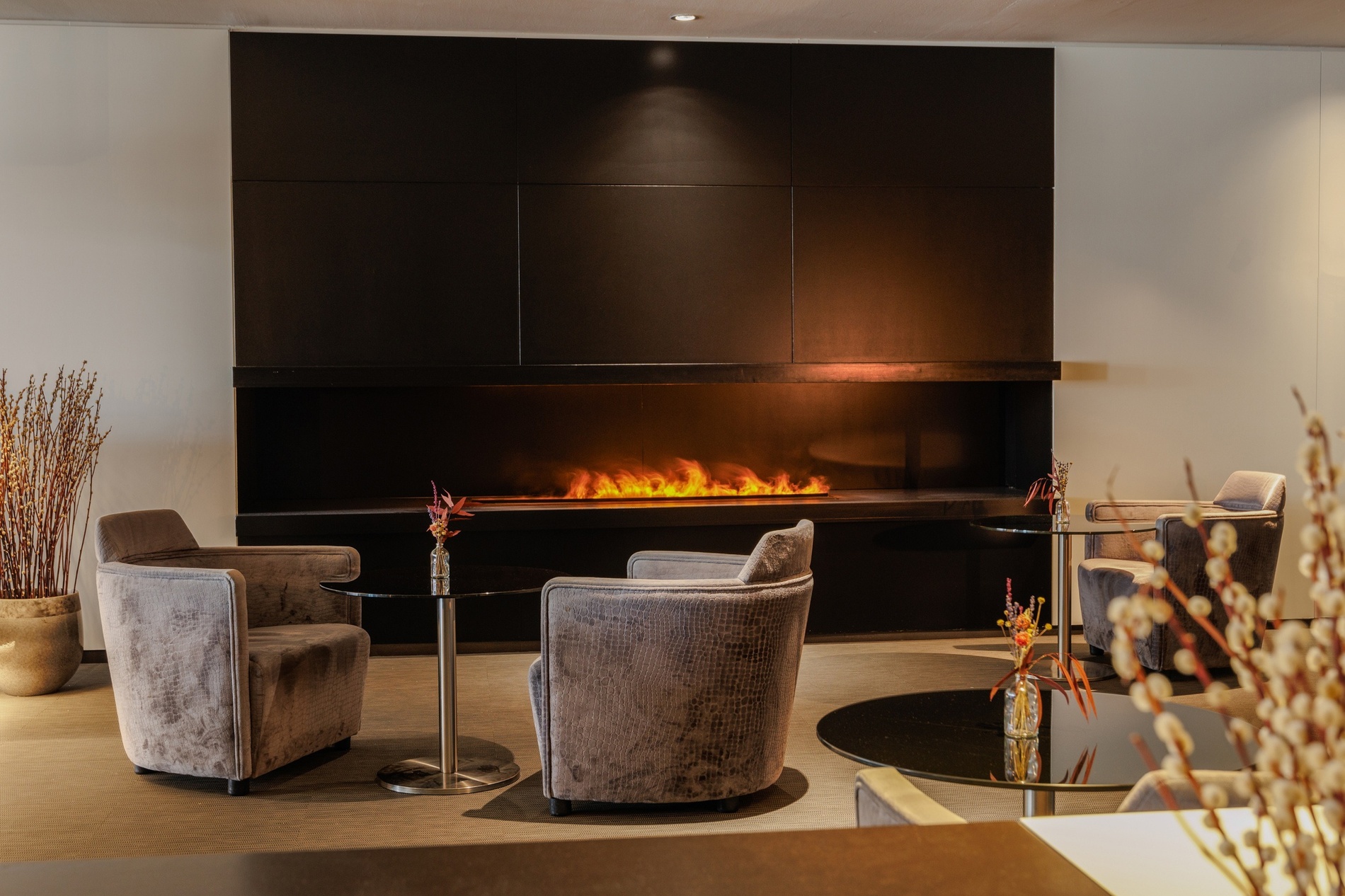 Modernes Wohnzimmer mit Kamin im Hotel Vilamari Barcelona | Estival Group | Offizielle Website