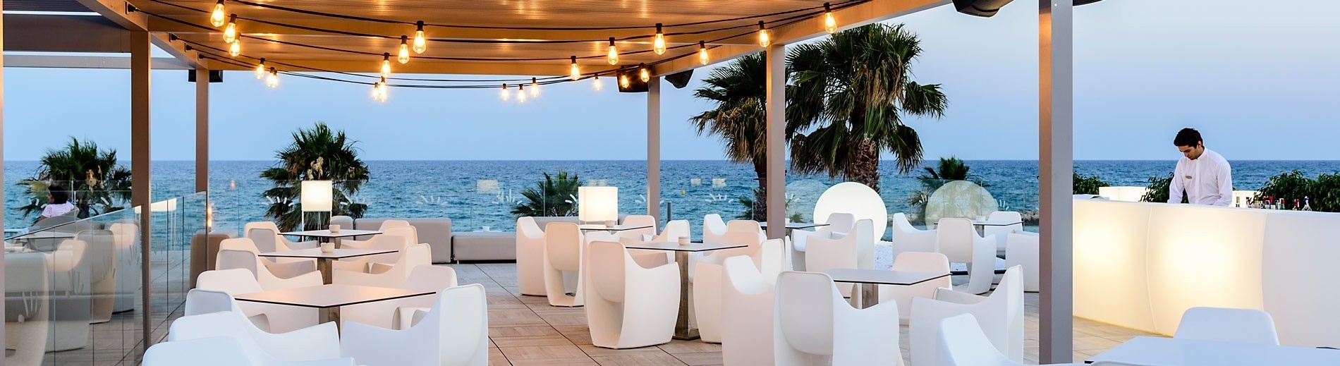 un restaurant a l' aire lliure amb una vista al mar