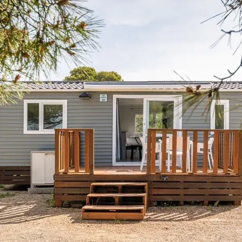 Mobil-home moderne avec terrasse en bois, idéal pour des vacances à Estival Torre de la Mora, Tarragone.