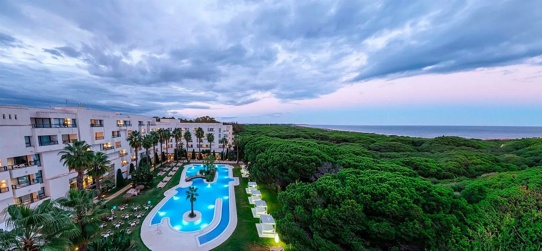 Piscina y resort Estival Isla Cristina 4* Superior en Huelva, vista aérea.