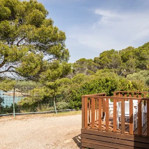Terrasse en bois avec vue sur la mer à Estival Torre de la Mora, Tarragone.