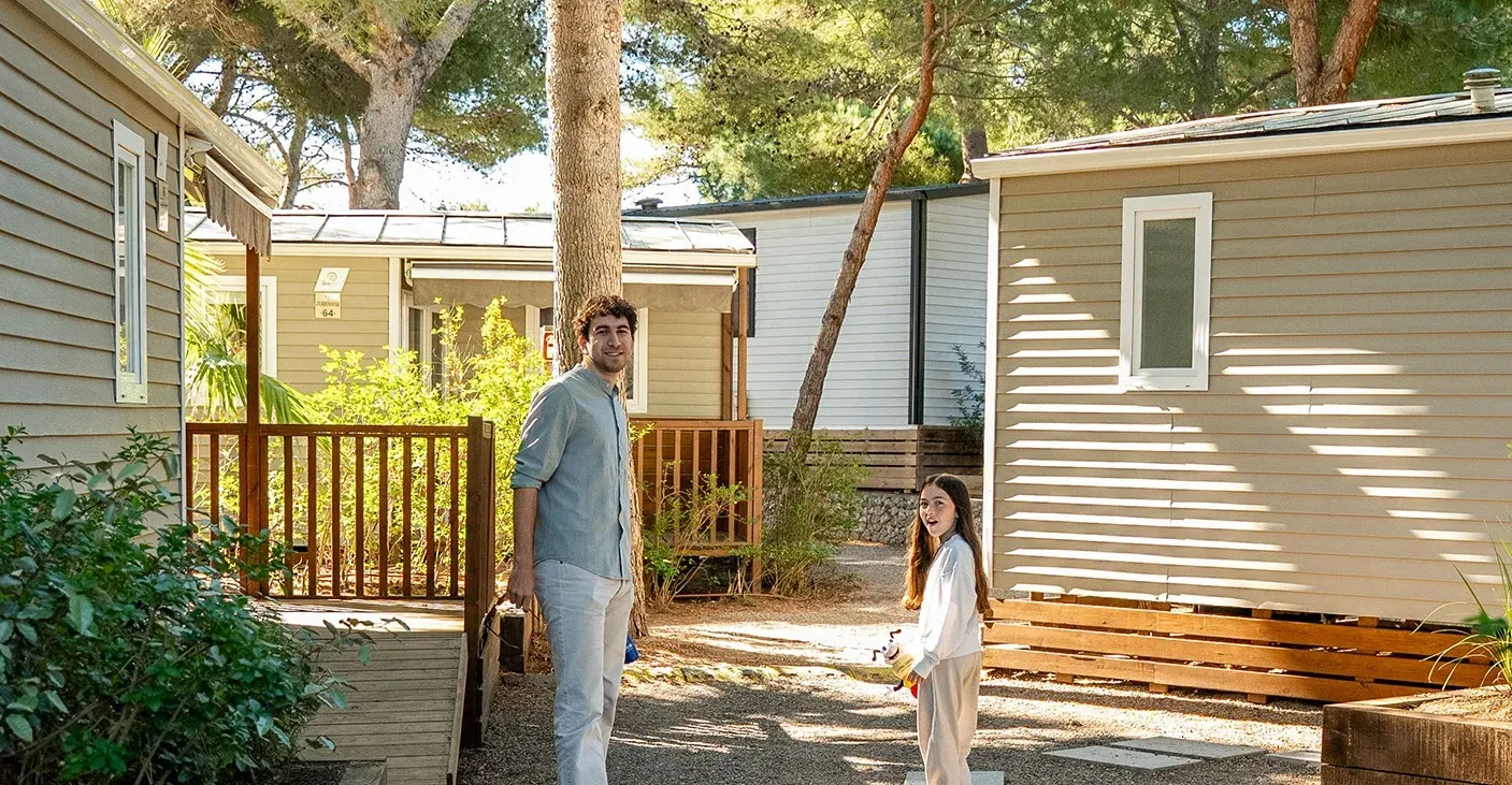 Glamping de luxe à Estival Torre de la Mora : tente confortable avec mobilier, parfaits pour vos vacances à Tarragone.