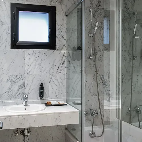 ESTIVAL: Corporativa: Baño moderno mármol con bañera y lavabo.
