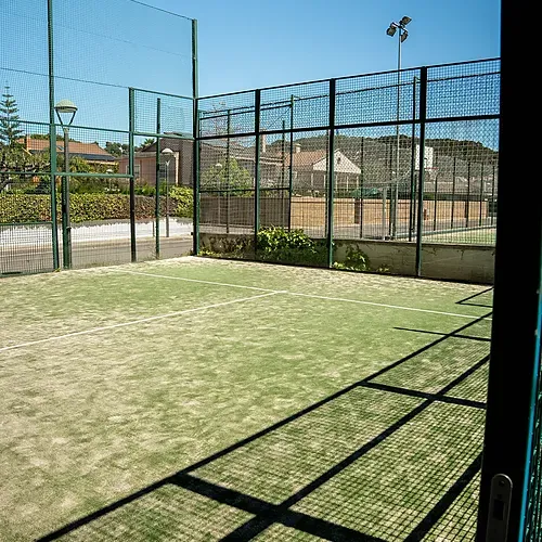 Estival Torre de la Mora : terrain de paddle-tennis extérieur ensoleillé.