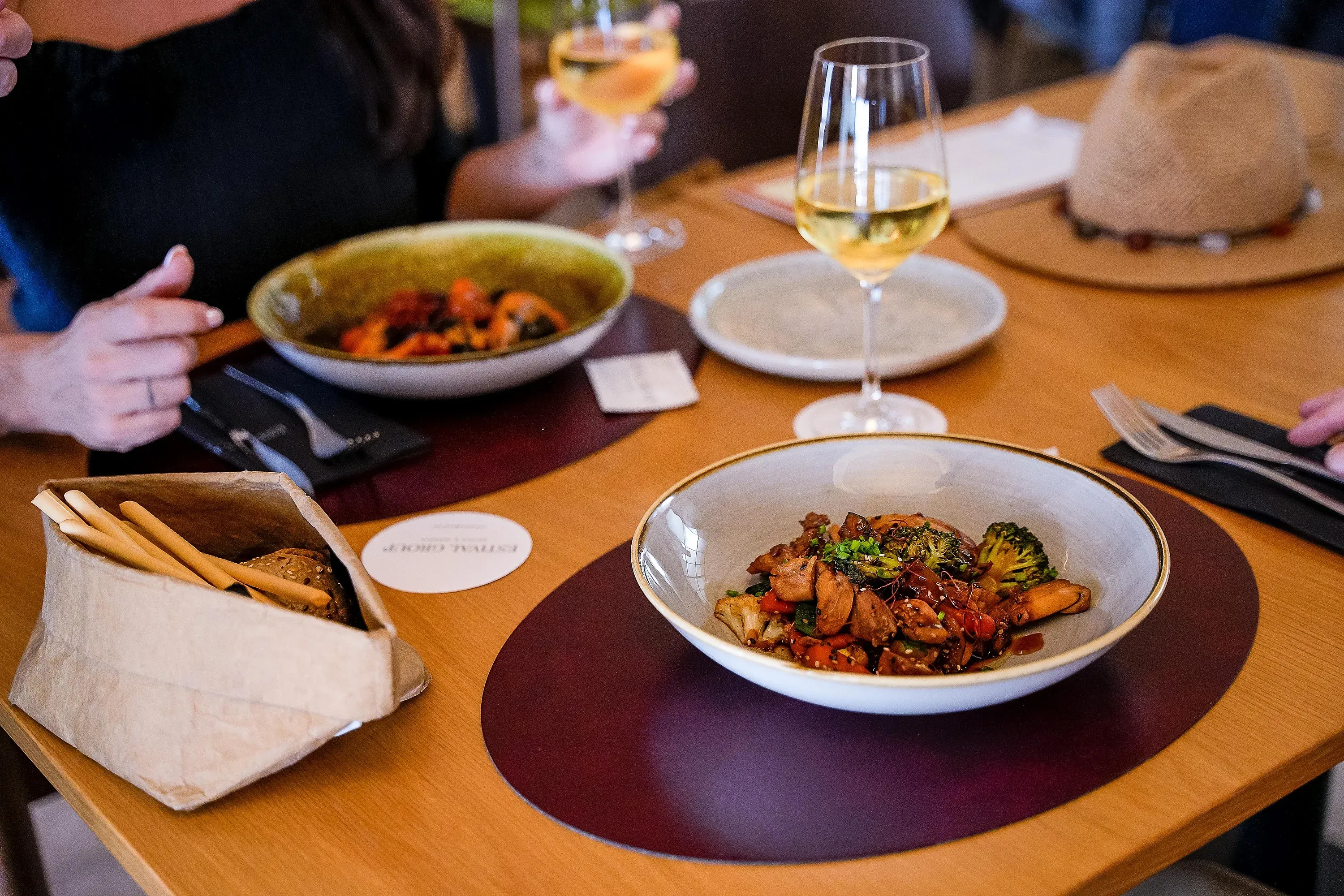 Comida elegante en ESTIVAL: Corporativa, con vino y vistas.