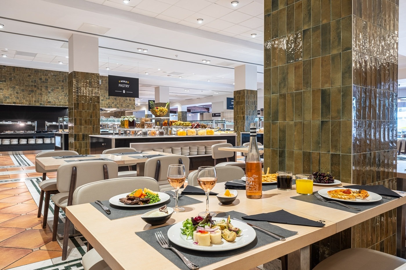 une salle à manger avec des assiettes de nourriture et des verres de vin