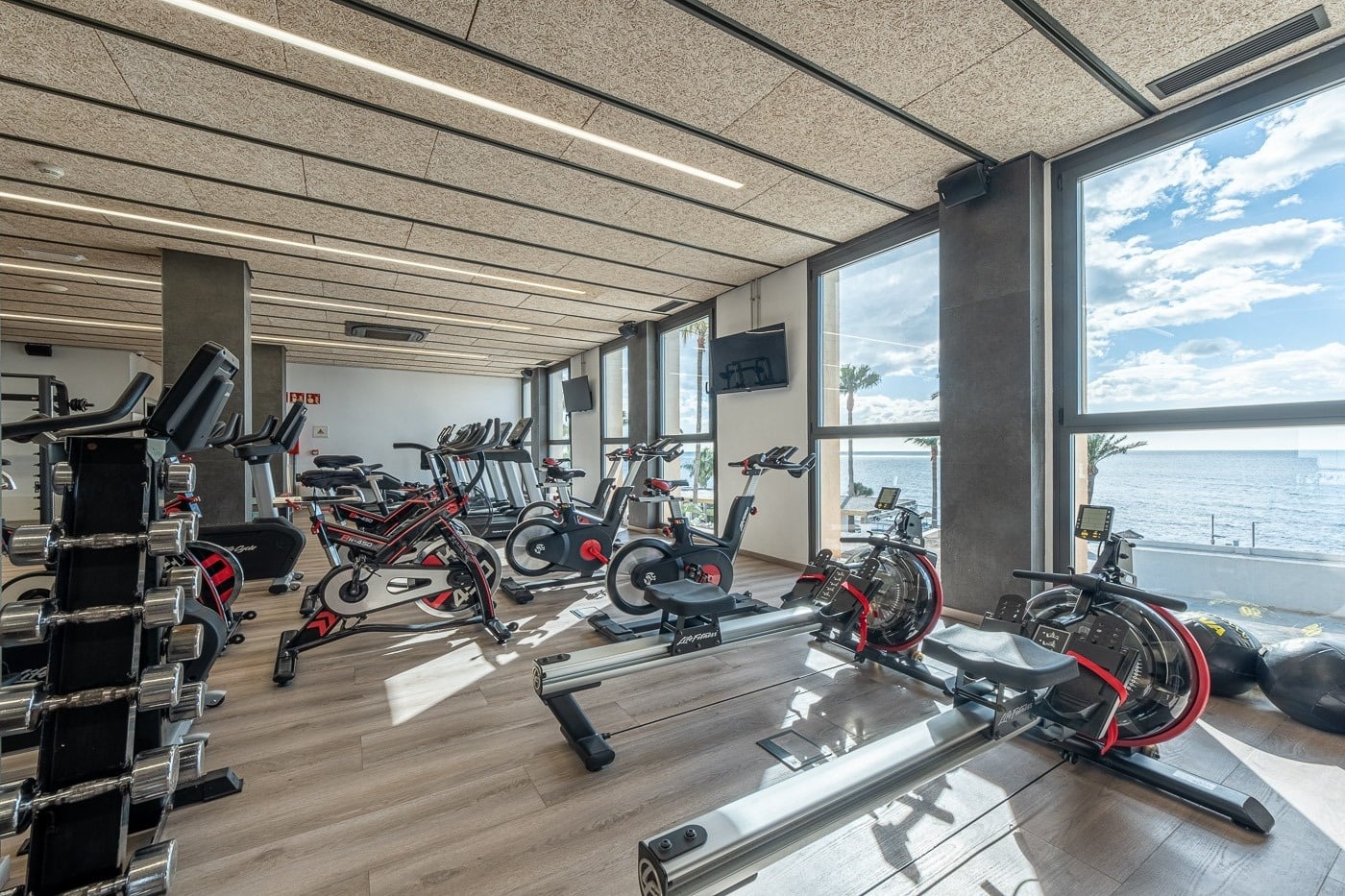Moderno gimnasio con vistas al mar en Estival Torrequebrada, Benalmádena.