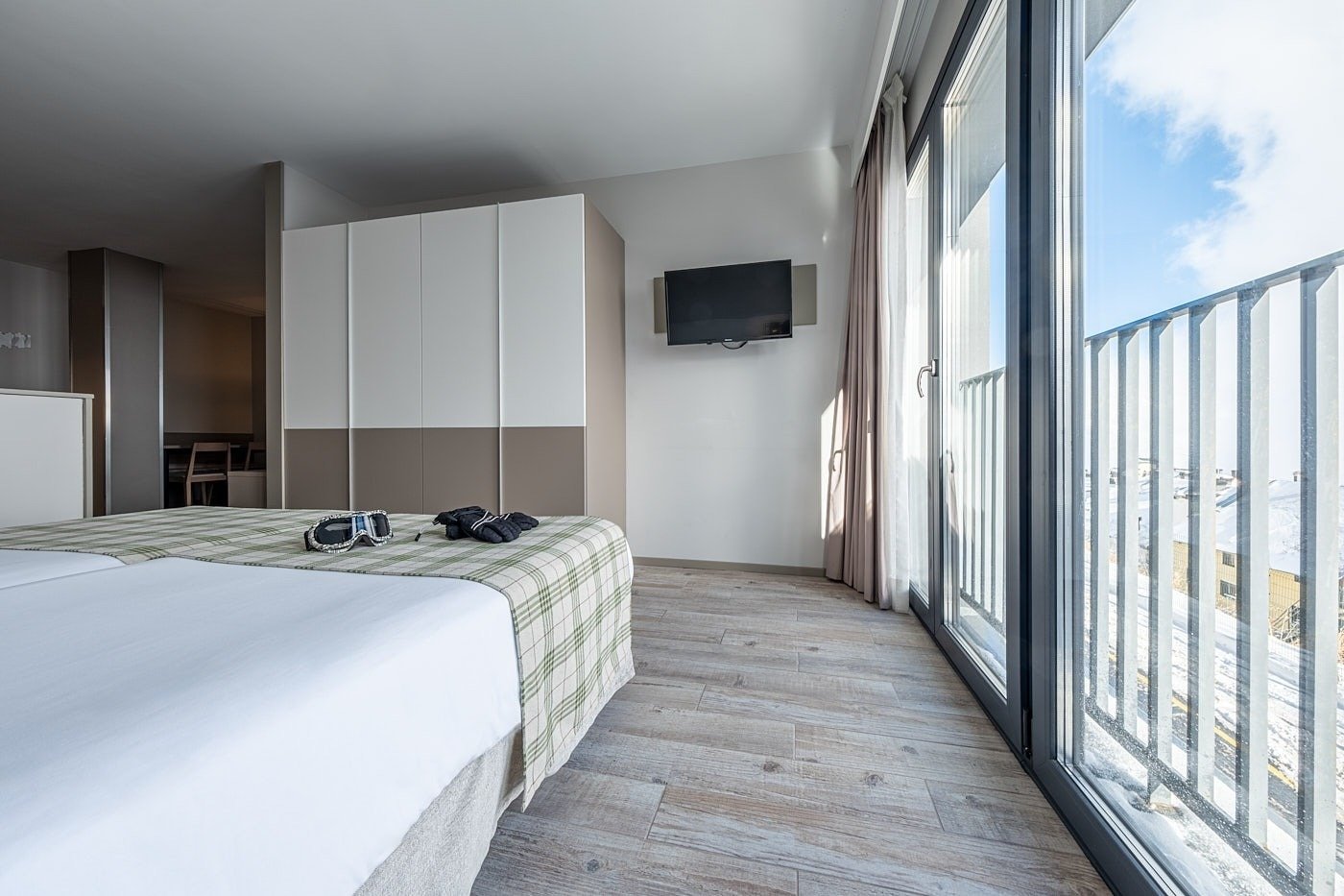 una habitació d' hotel amb una cama i una televisió