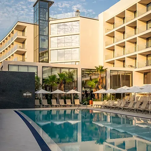 Estival Maramar: Luxuriöser Poolbereich mit Sonnenschirmen und Liegen, nahe dem Estival Group Hotel in Tarragona. Offizielle Website.