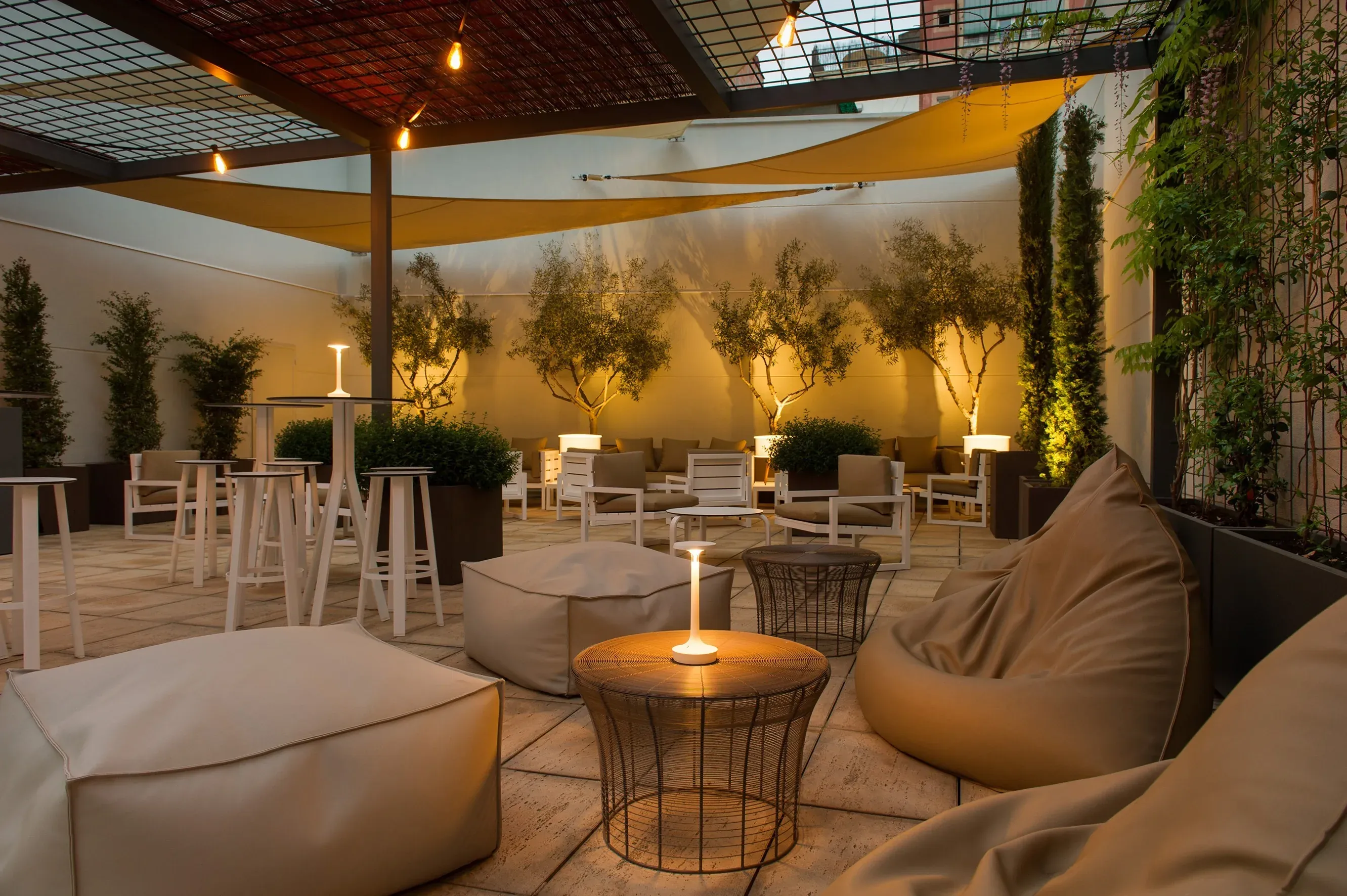 Moderne Terrasse mit Sitzsäcken und Tischen, perfekt für ESTIVAL: Corporativa Events.