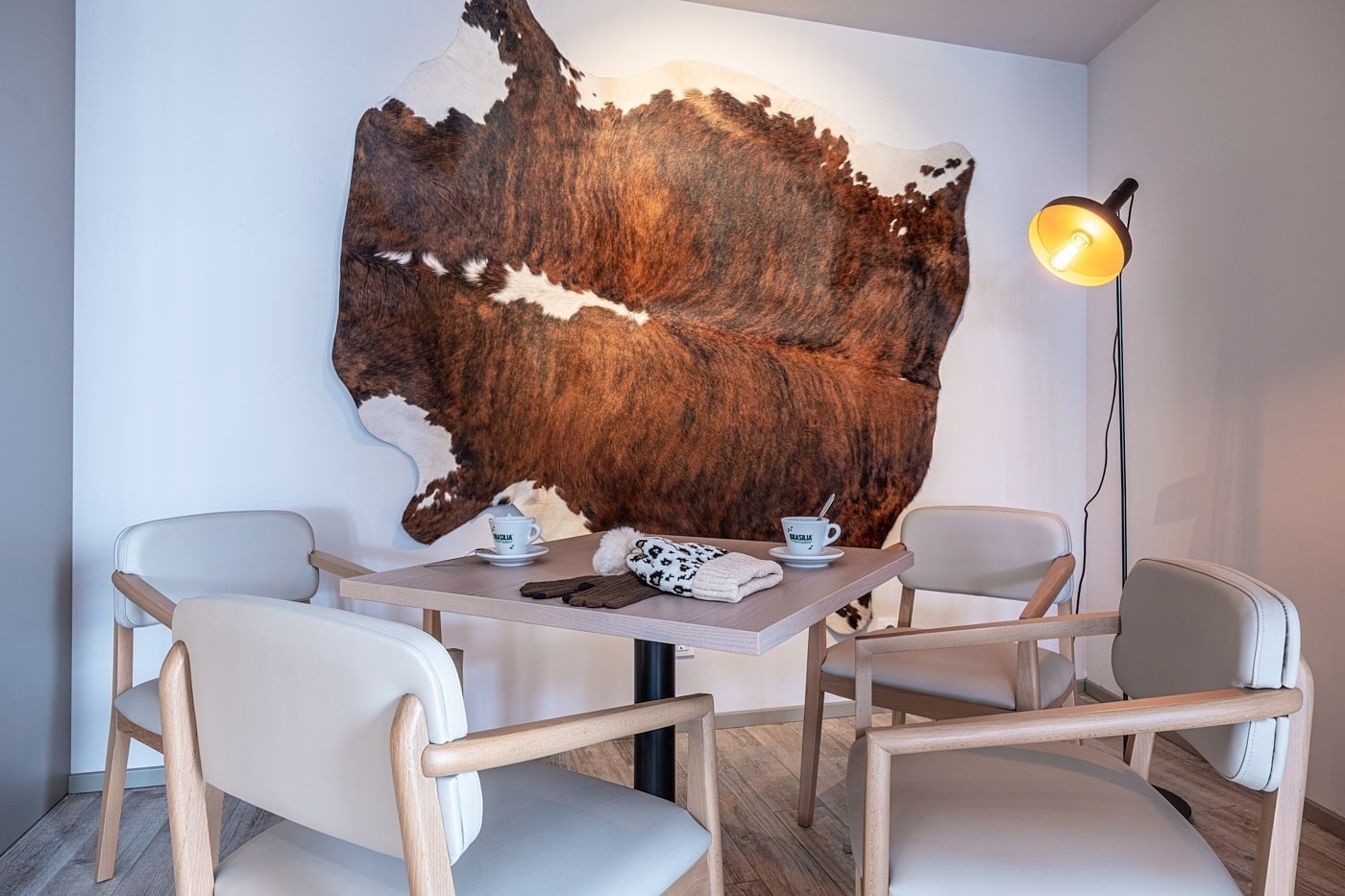 ESTIVAL: Espace repas cosy avec décoration peau de vache et sièges confortables.