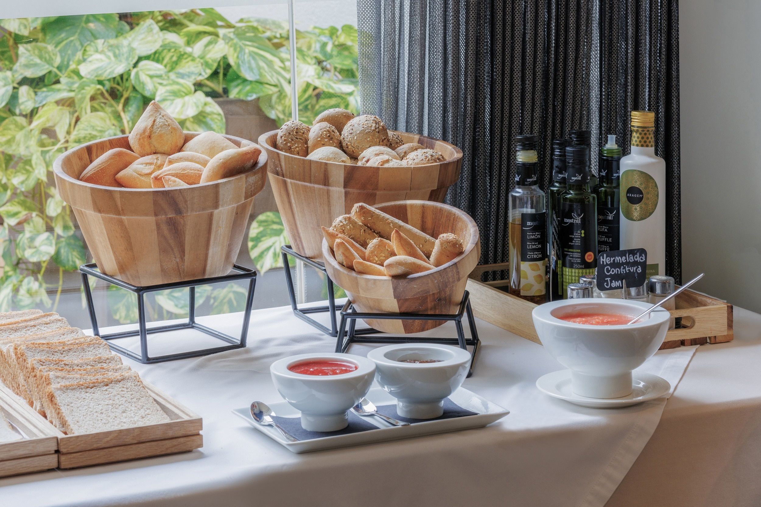 auf einem tisch steht ein buffet mit marmelade und olivenöl