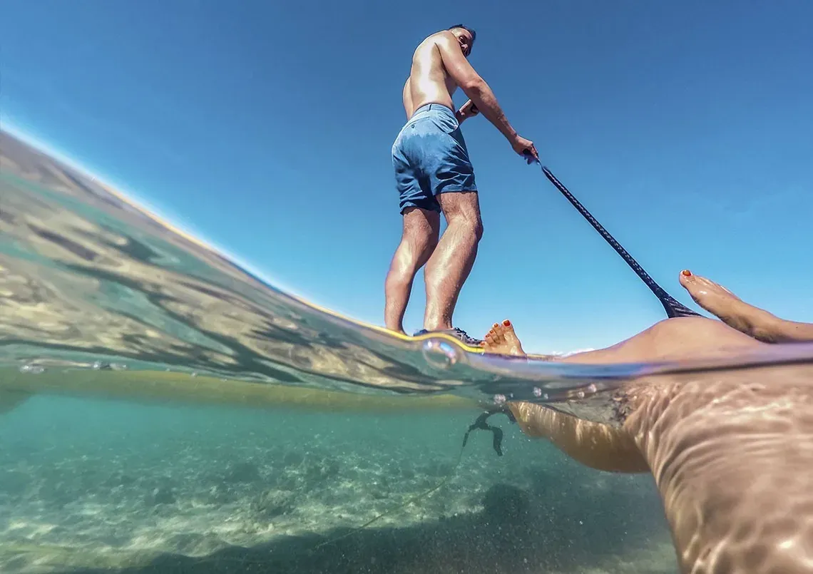 Couple en paddle surf. ESTIVAL: Séminaire d'entreprise parfait.