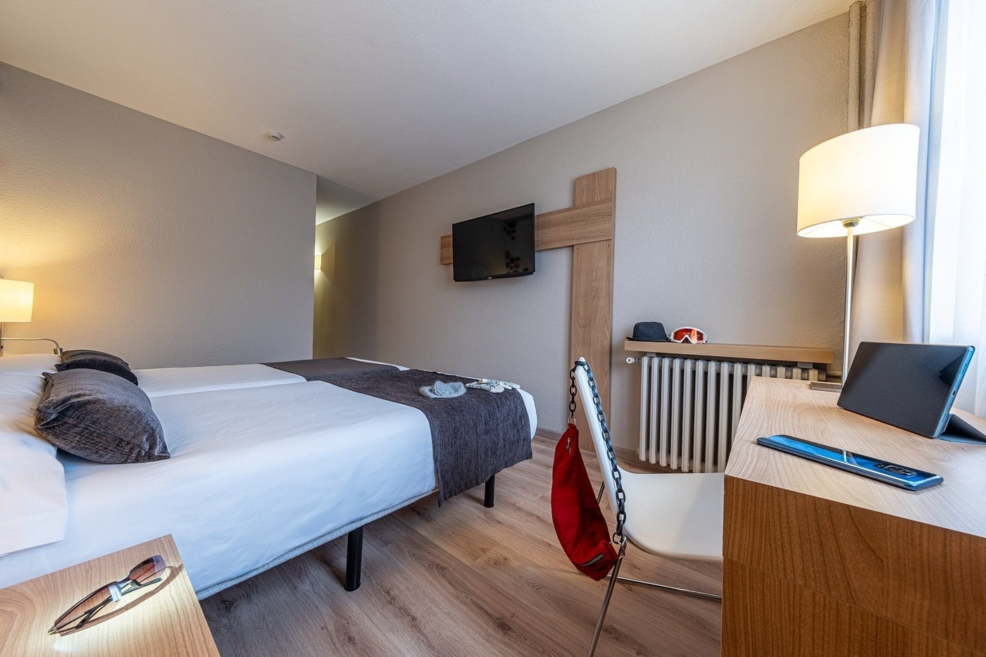 Habitación moderna con cama doble, TV, escritorio y ventana. Hotel Sporting Andorra | Grandvalira Pas de la Casa | Web oficial