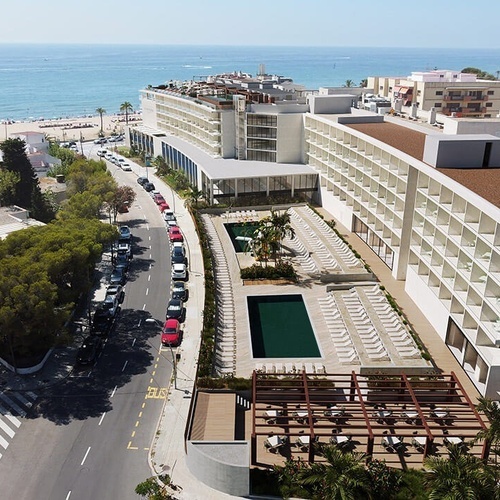 une vue aérienne d' un grand bâtiment avec une piscine à l' arrière