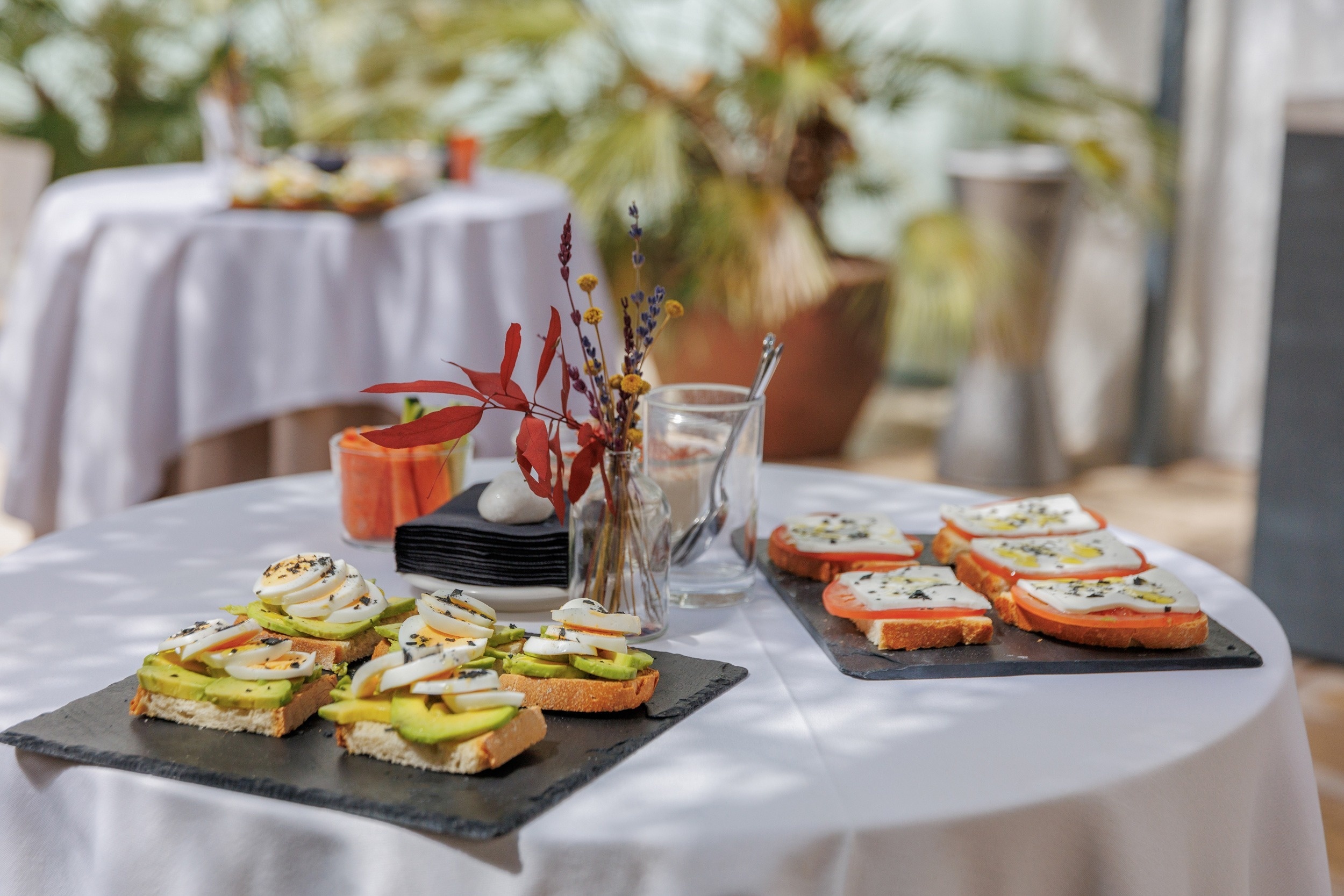ein Tisch mit zwei Tellern mit verschiedenen Speisen darauf