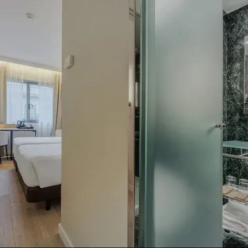 Hotel Vilamari Barcelona: Double room with desk, chair, and modern bathroom. | Estival Group