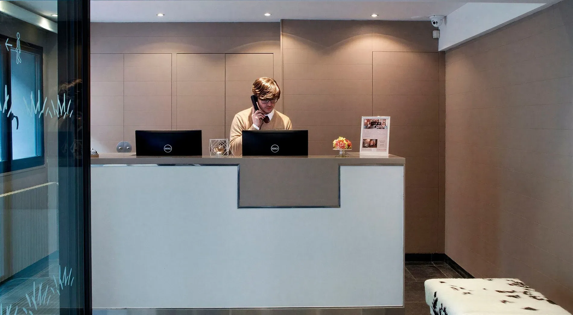 Recepción ESTIVAL: Corporativa, recepcionista atento, moderna oficina.